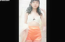 chinese teens live chat with mobile phone.451